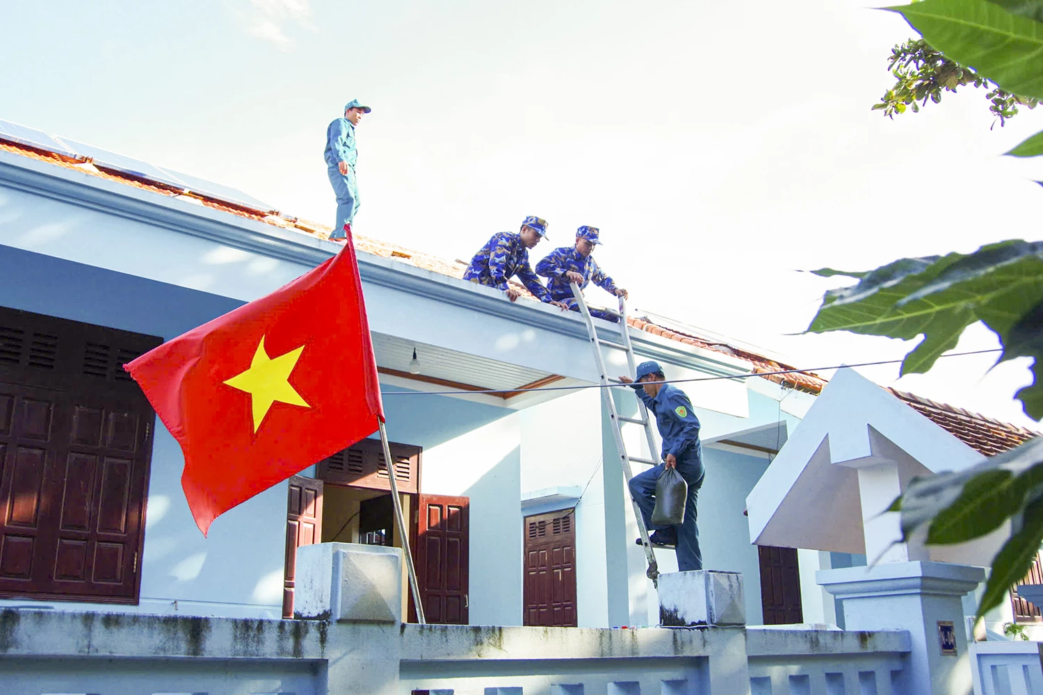 Pegawai dan askar di pulau Truong Sa menyokong orang ramai untuk mengukuhkan rumah mereka.