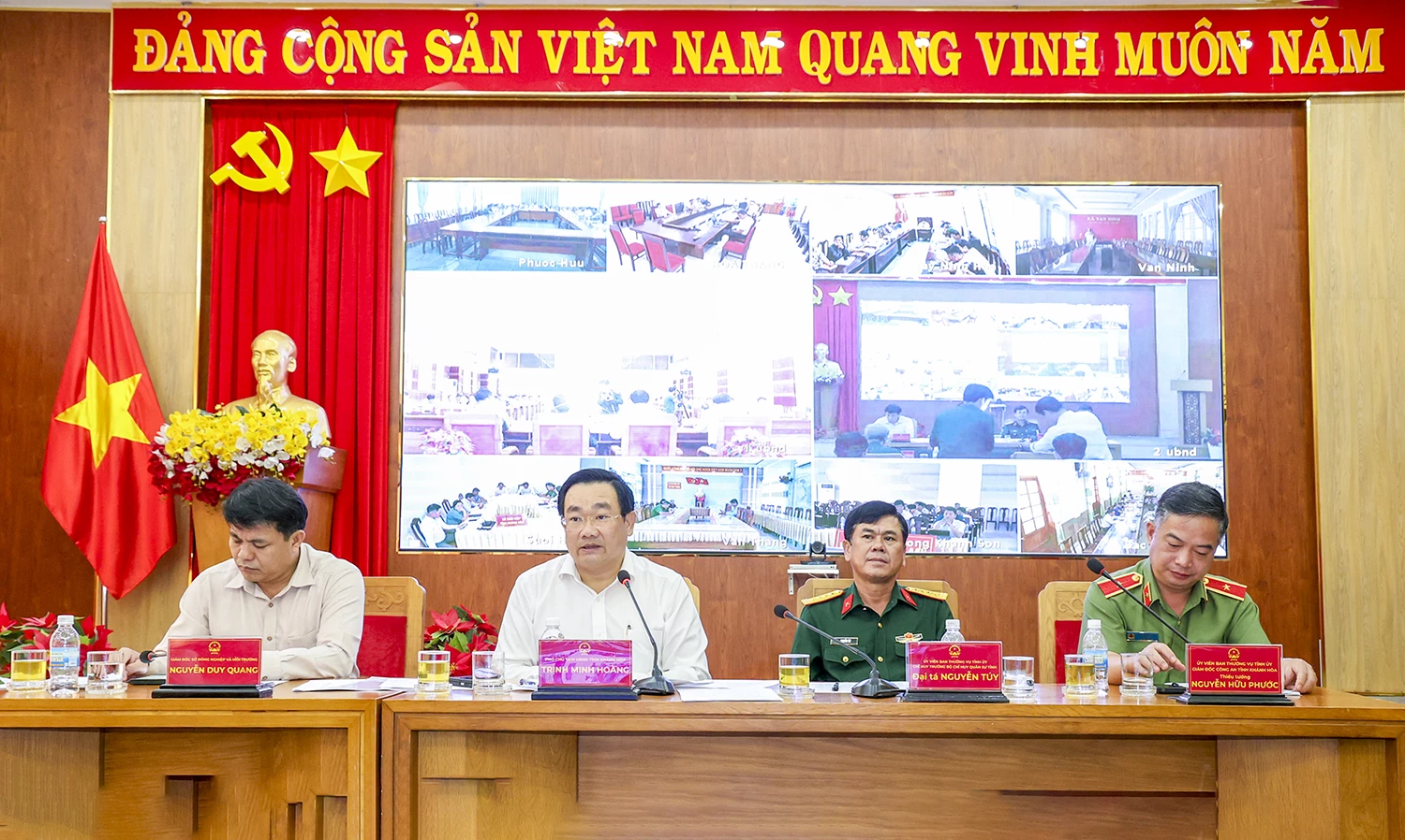 Komrad Trinh Minh Hoang mempengerusikan mesyuarat itu.