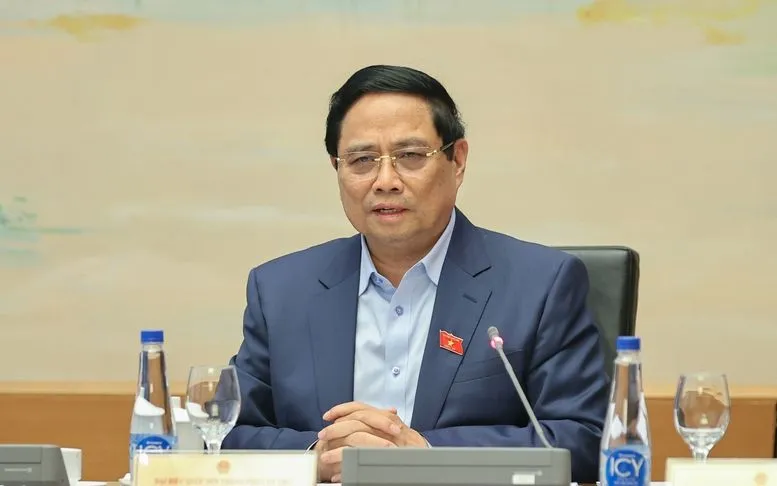 Premiér Pham Minh Chinh hovoří na zasedání skupiny o návrzích dokumentů, které mají být předloženy 14. celostátnímu sjezdu strany - Foto: VGP Thủ tướng Phạm Minh Chính phát biểu tại tổ về dự thảo Văn kiện trình Đại hội đại biểu toàn quốc lần thứ XIV của Đảng - Ảnh: VGP