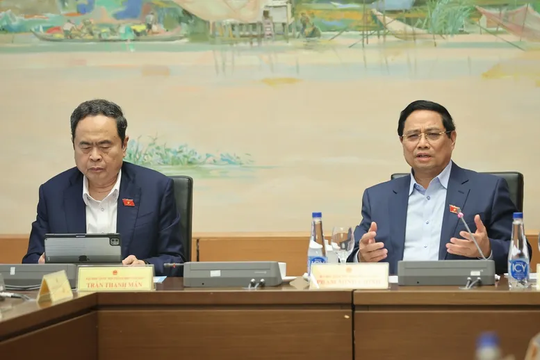 Premiér: Tvorba zákonů musí řešit velmi specifické praktické problémy - Foto 1. Thủ tướng: Xây dựng pháp luật phải giải quyết được những bài toán thực tiễn rất cụ thể- Ảnh 1.