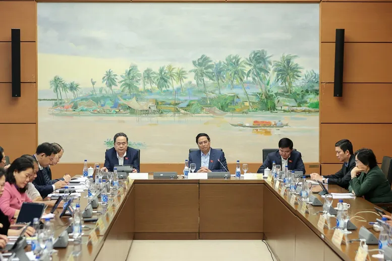 Premiér: Tvorba zákonů musí řešit velmi specifické praktické problémy - Foto 2. Thủ tướng: Xây dựng pháp luật phải giải quyết được những bài toán thực tiễn rất cụ thể- Ảnh 2.