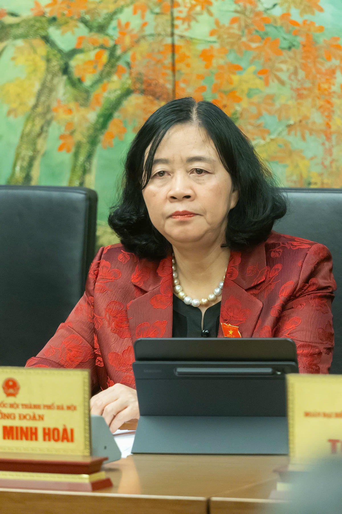 Bui Thi Minh Hoai, a Politikai Bizottság tagja, a Vietnami Hazai Front és a központi szervezetek pártbizottságának titkára meghallgatja a küldöttek véleményét a 14. kongresszus dokumentumairól a csoportnál (Fotó: Quang Vinh)