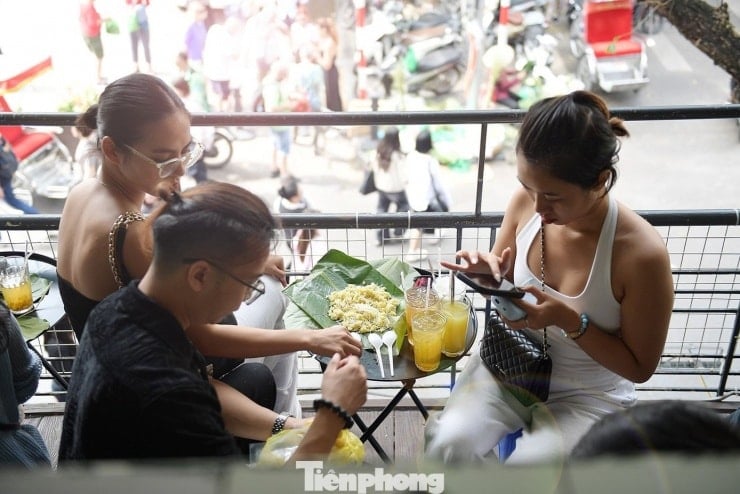 The Hanoi Cathedral area attracts many tourists to visit and take photos.