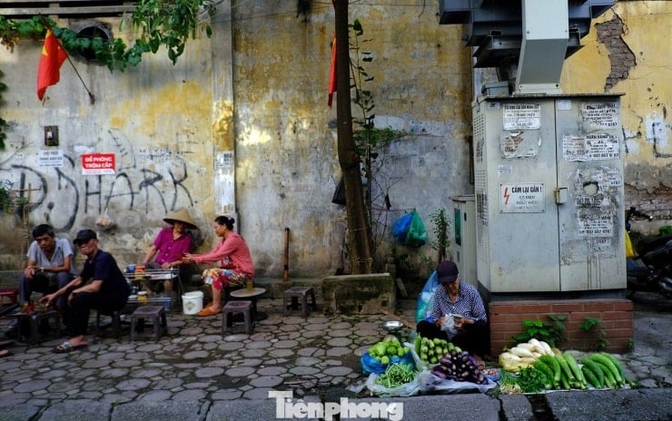 Tourists enjoy the typical autumn atmosphere in the central area of Hanoi.
