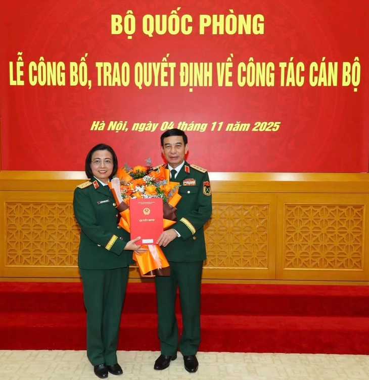 Beroerte-arts bevorderd tot luitenant-generaal van het Vietnamese Volksleger - Foto 1. Nữ bác sĩ được thăng quân hàm Trung tướng Quân đội nhân dân Việt Nam - Ảnh 1.