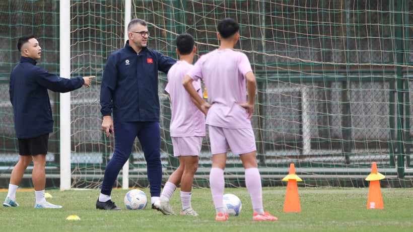 គ្រូបង្វឹក Cristiano Roland ណែនាំសិស្សក្នុងពេលហ្វឹកហាត់ U17 វៀតណាម។ (រូបថត៖ VFF)
