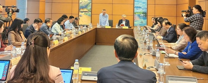 Ministrul Sănătății a propus ajustarea conținutului politicii de gratuitate a spitalizării pentru toți oamenii în conformitate cu spiritul Rezoluției 72 - Foto 1. Bộ trưởng Y tế đề nghị điều chỉnh nội dung về chính sách miễn viện phí toàn dân theo đúng tinh thần Nghị quyết 72 - Ảnh 1.