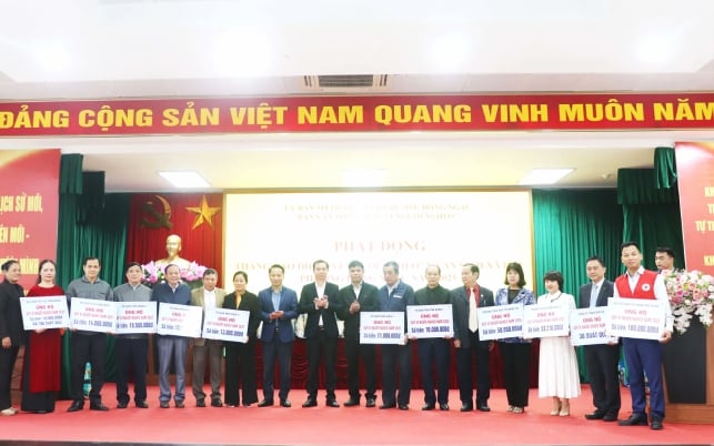 Lãnh đạo phường Đông Ngạc tiếp nhận ủng hộ quỹ Vì người nghèo