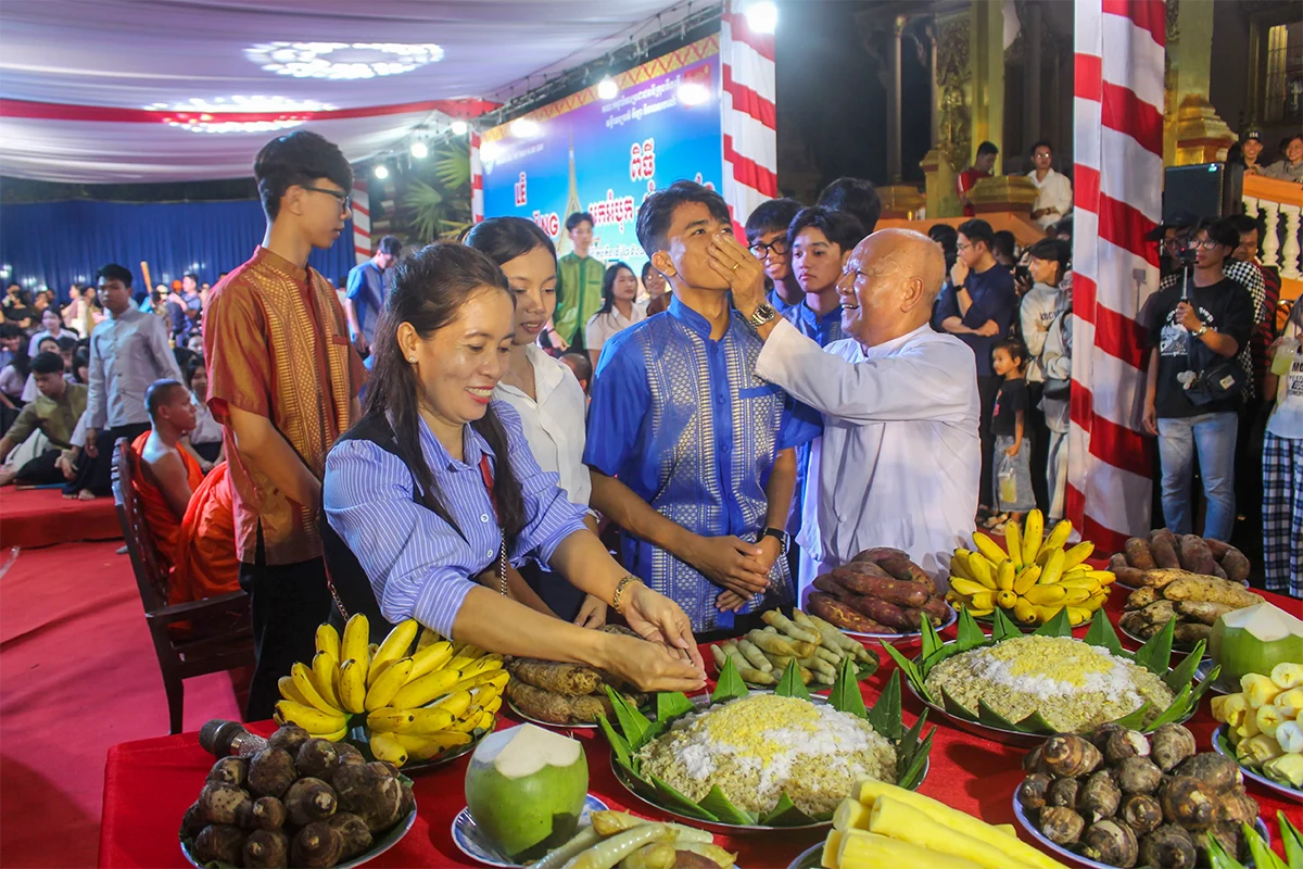 ពិធីបុណ្យសែនព្រះខែ ដើម្បីបួងសួងដល់ទេវតាឆ្នាំថ្មី ឆ្នាំរកា នព្វស័ក ព.ស