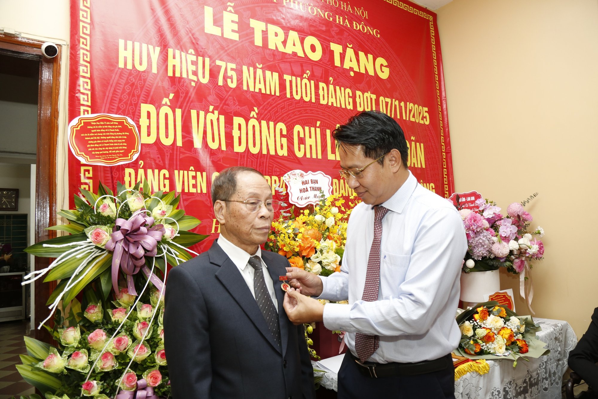 Đảng ủy phường Hà Đông trao huy hiệu 80 năm, 75 năm tuổi Đảng cho các đảng viên lão thành- Ảnh 2.