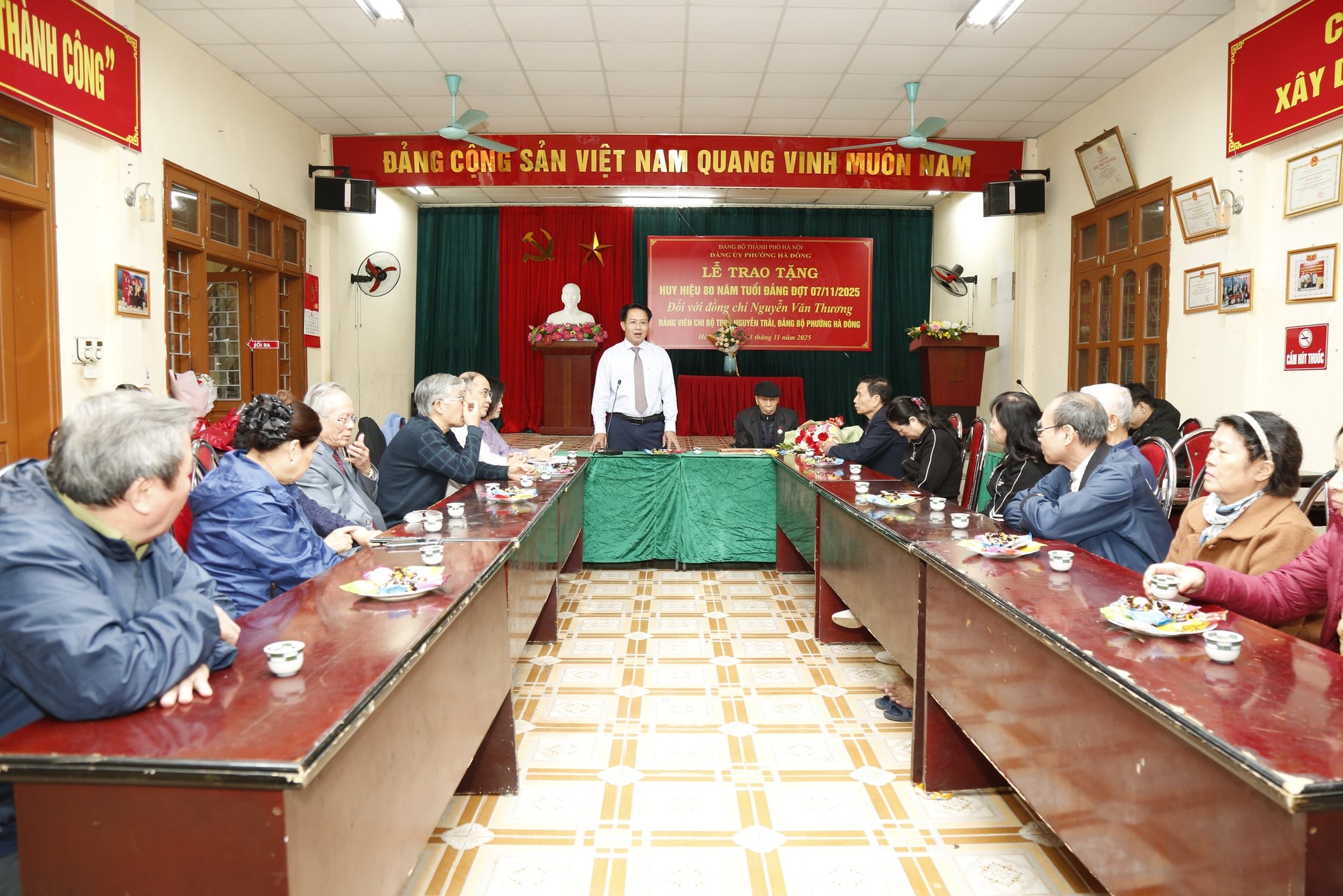 Đảng ủy phường Hà Đông trao huy hiệu 80 năm, 75 năm tuổi Đảng cho các đảng viên lão thành- Ảnh 3.