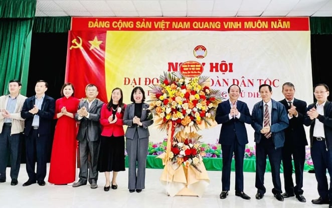 Lãnh đạo phường Phú Diễn tặng hoa chúc mừng Ngày hội Đại đoàn kết của TDP 14