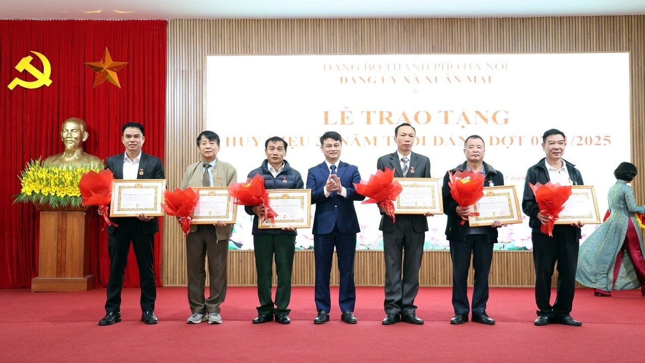 Xã Xuân Mai: 30 đảng viên được trao tặng Huy hiệu Đảng- Ảnh 3.