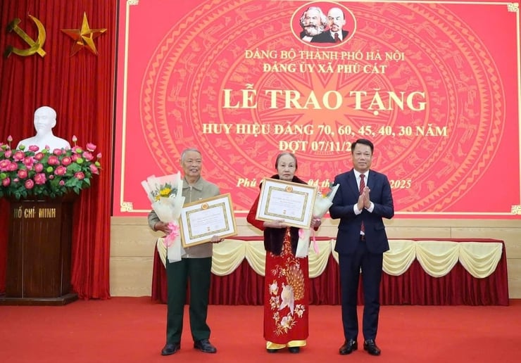 Ünnepélyes kitűzőátadó ünnepség november 7-én a Phu Cat községben - 1. kép. Trang trọng Lễ trao Huy hiệu Đảng đợt 7/11 tại xã Phú Cát- Ảnh 1.