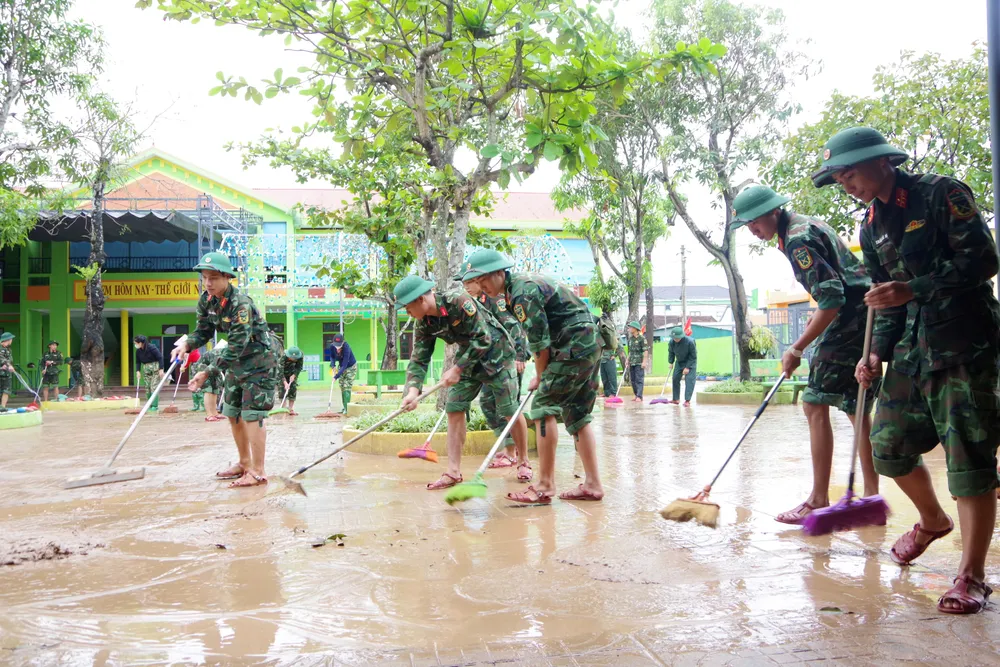 Forțele armate din Ha Tinh ajută școlile din zonele inundate să curețe noroiul și solul pentru a-i primi pe elevi înapoi la cursuri în curând.