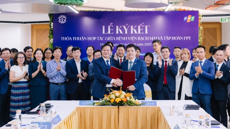 នាយកមន្ទីរពេទ្យ Bach Mai Dao Xuan Co និងអគ្គនាយកសាជីវកម្ម FPT លោក Nguyen Van Khoa បានផ្លាស់ប្តូរកិច្ចព្រមព្រៀងសហប្រតិបត្តិការ។