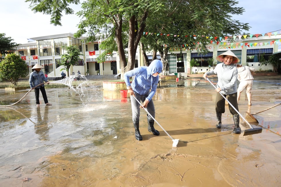Giáo viên vùng rốn lũ Đà Nẵng gian nan dọn bùn: 'Nhớ học sinh lắm rồi!'- Ảnh 1.