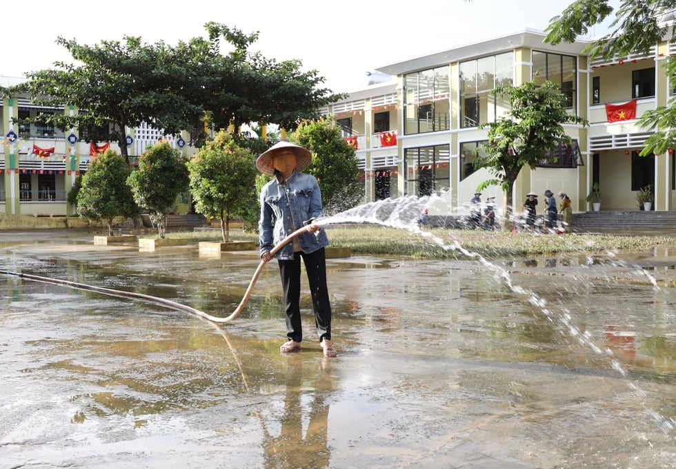 Giáo viên vùng rốn lũ Đà Nẵng gian nan dọn bùn: 'Nhớ học sinh lắm rồi!'- Ảnh 2.