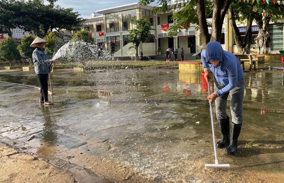 Giáo viên vùng rốn lũ Đà Nẵng gian nan dọn bùn: 'Nhớ học sinh lắm rồi!'- Ảnh 4.