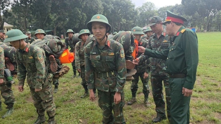 تفقد العقيد ني تا، قائد القيادة العسكرية الإقليمية لداك لاك، أعمال الوقاية من الفيضانات والعواصف في الفوج 584. img-2711-9895.jpg