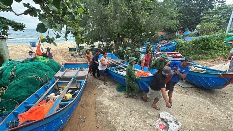 ضباط وجنود مركز حرس الحدود في آن هاي يساعدون الناس على منع العاصفة رقم 13. img-0651-2034.jpg