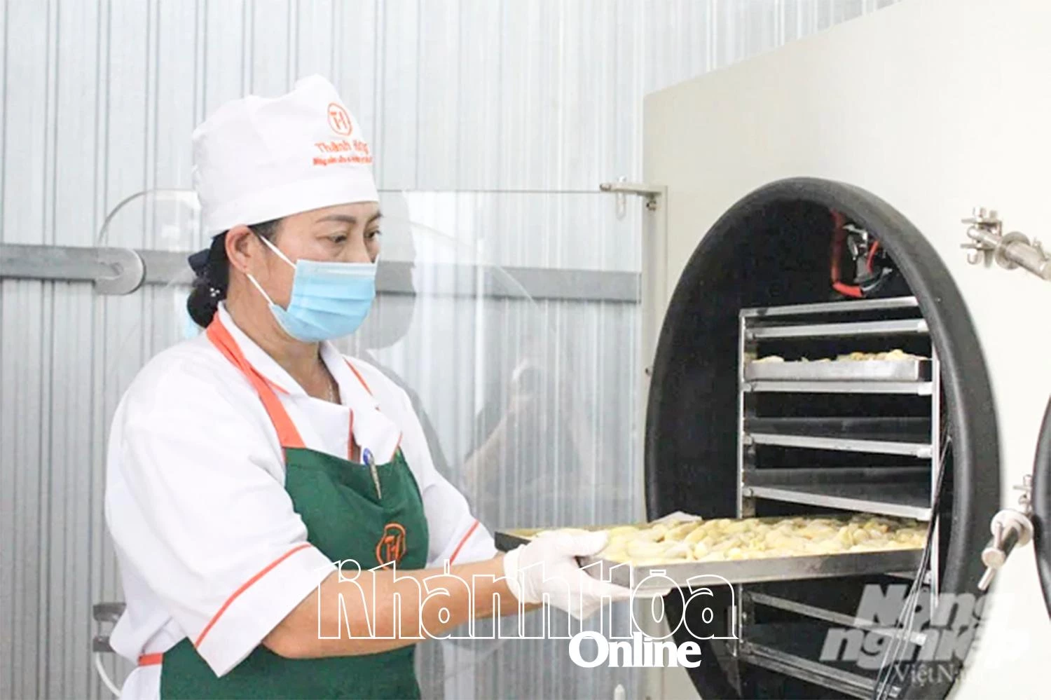 Sản xuất sầu riêng sấy tại Công ty TNHH Nông nghiệp Thành Hưng.