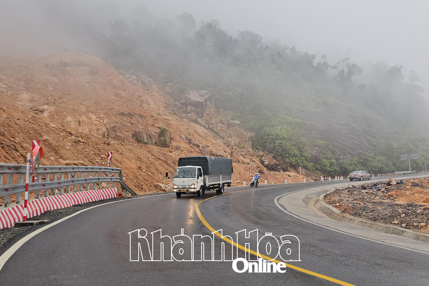 Khanh Le Pass has been promptly repaired and landslides have been overcome, ensuring safe traffic during the rainy season.