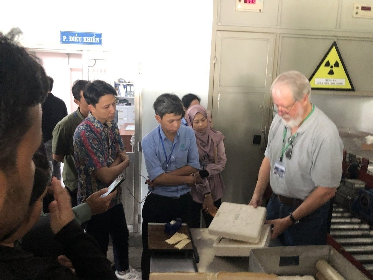 Practice measuring EB (Electron Beam) radiation dose at the Center for Research and Development of Radiation Technology (Vinagamma). Photo: Thu Thuy. Thực hành đo liều chiếu xạ EB (Electron Beam) tại Trung tâm Nghiên ứng và Triển khai Công nghệ bức xạ (Vinagamma). Ảnh: Thu Thủy.