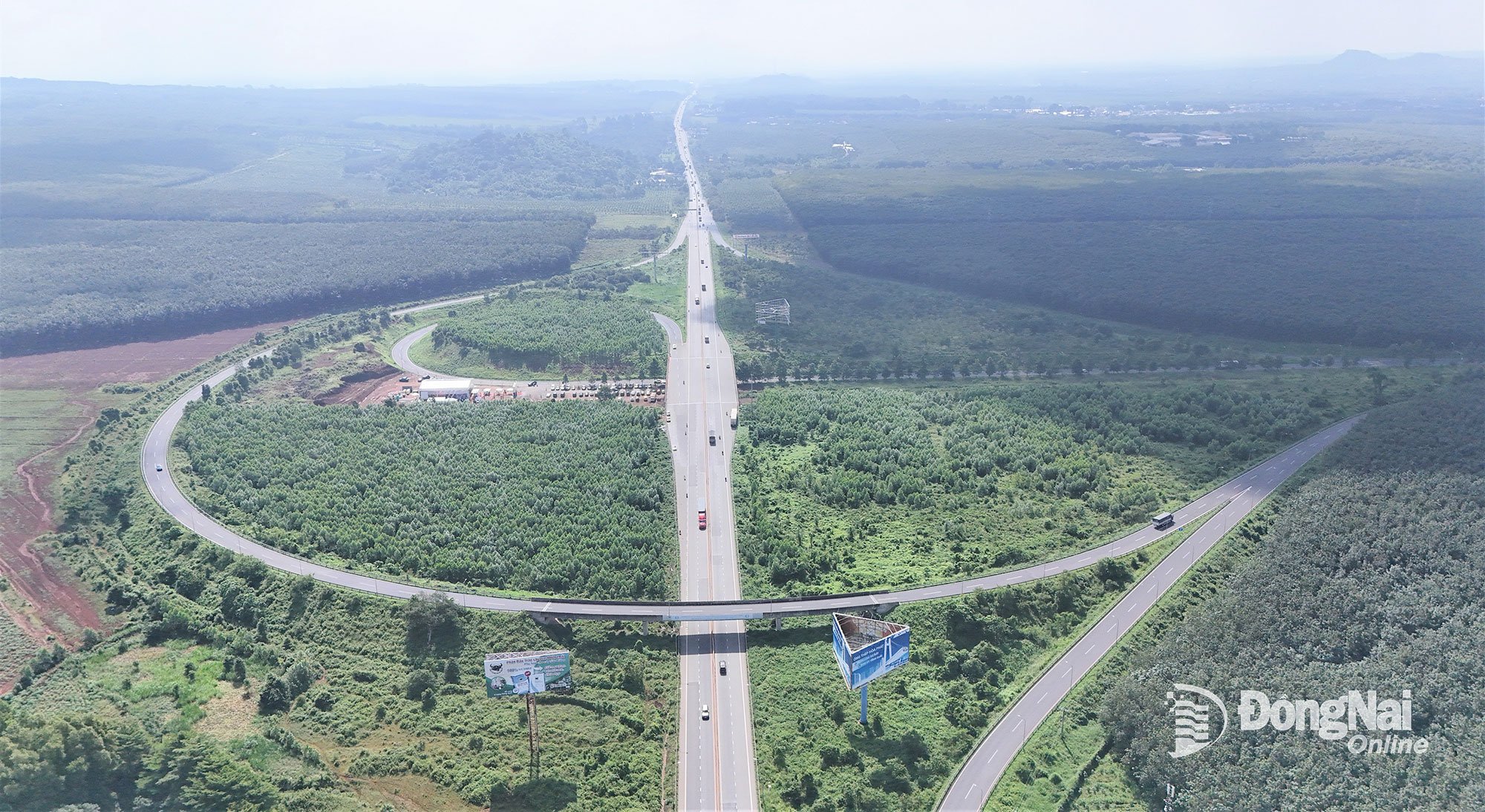 Dálnice Dau Giay - Tan Phu začíná na křižovatce Dau Giay, obec Dau Giay, provincie Dong Nai a spojuje se s dálnicí Ho Či Minovo město - Long Thanh - Dau Giay.