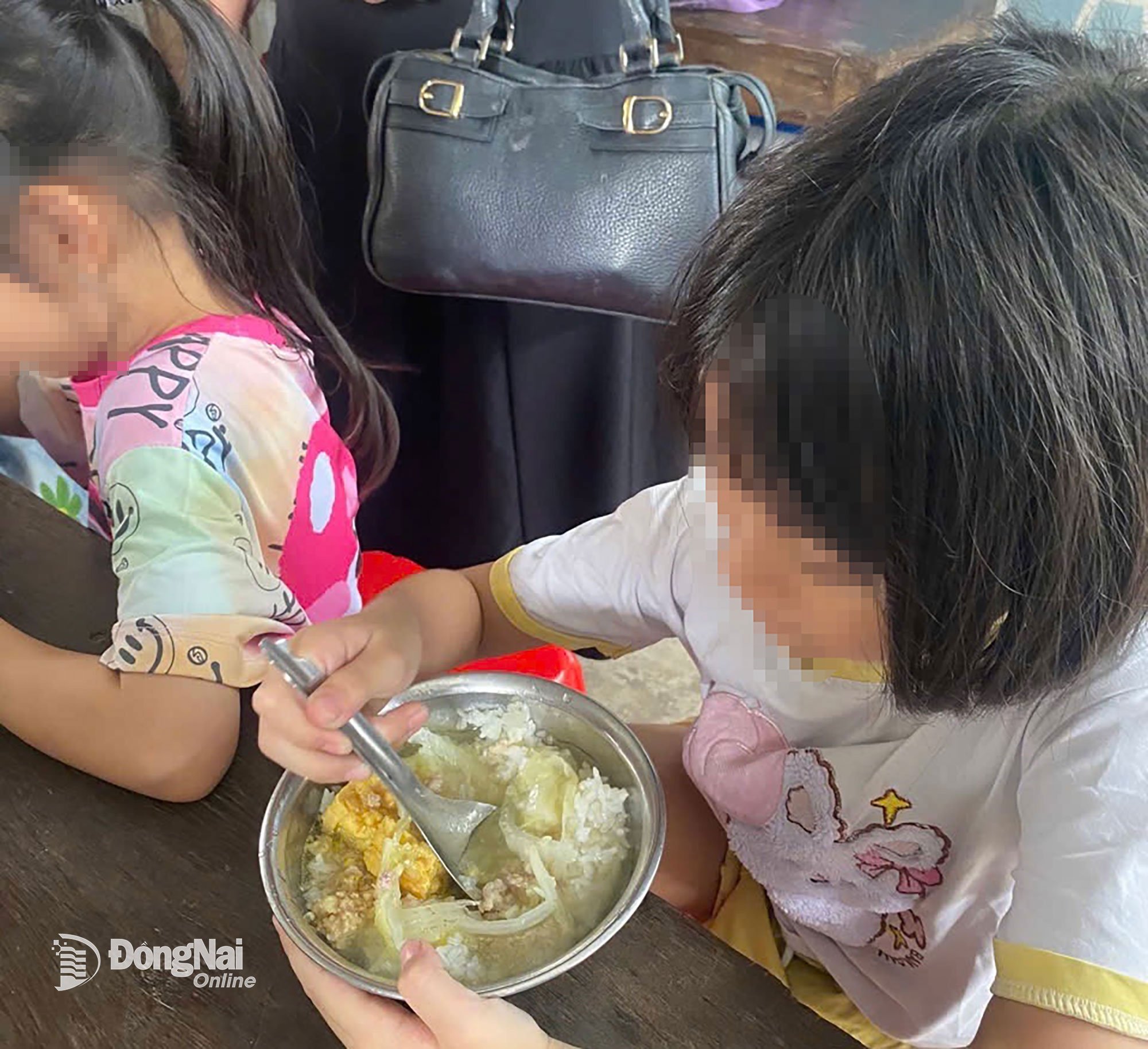 Makanan disajikan kepada siswa oleh guru di sebuah sekolah di distrik Trang Dai ketika mereka diantar pulang untuk dijaga setelah jam sekolah. Foto: Cong Nghia  