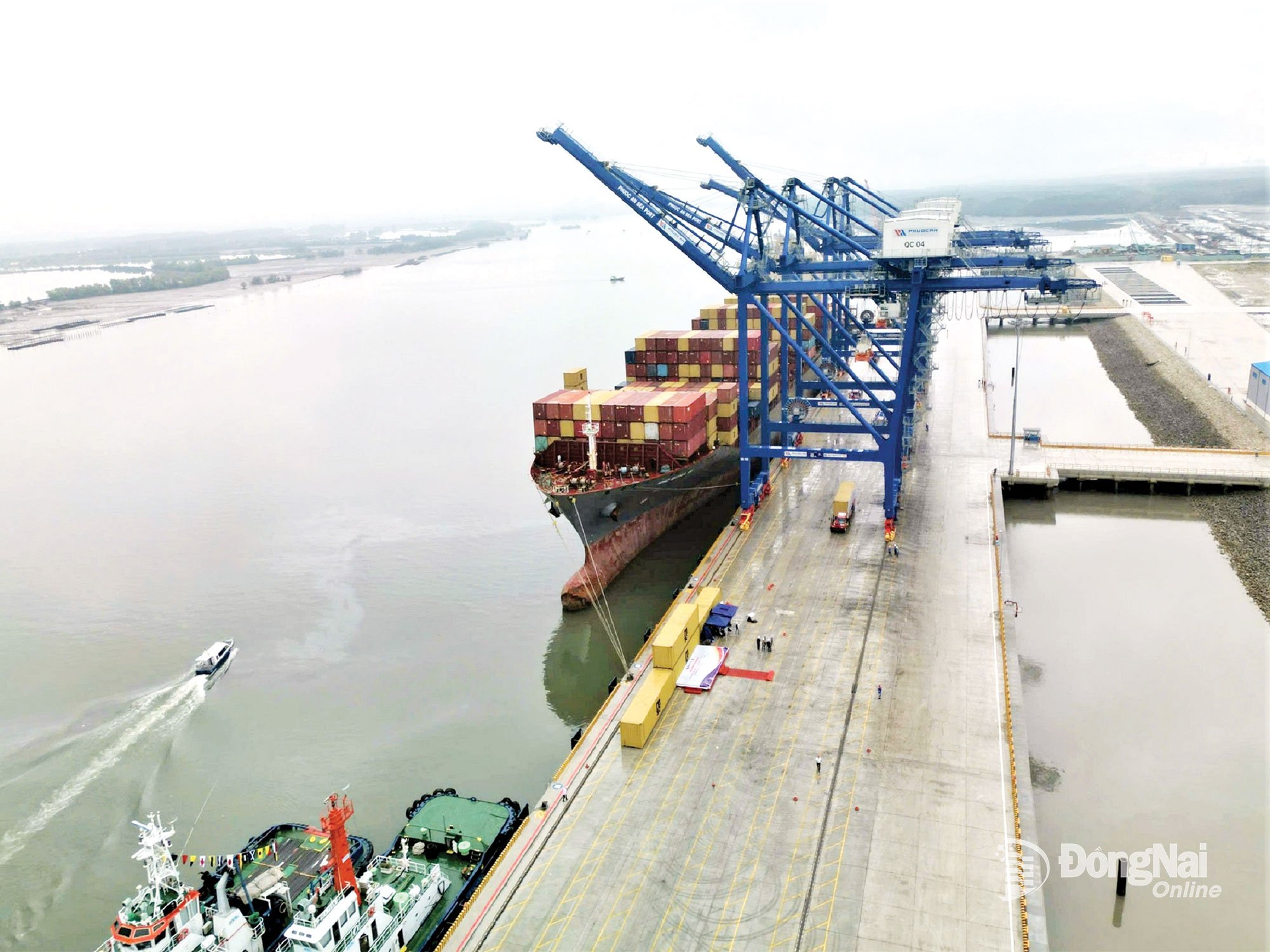 ដឹកជញ្ជូនទំនិញនៅកំពង់ផែ Phuoc An (ឃុំ Phuoc An) ដែលជាកំពង់ផែសមុទ្រធំជាងគេរបស់ខេត្ត។ រូបថត៖ Pham Tung