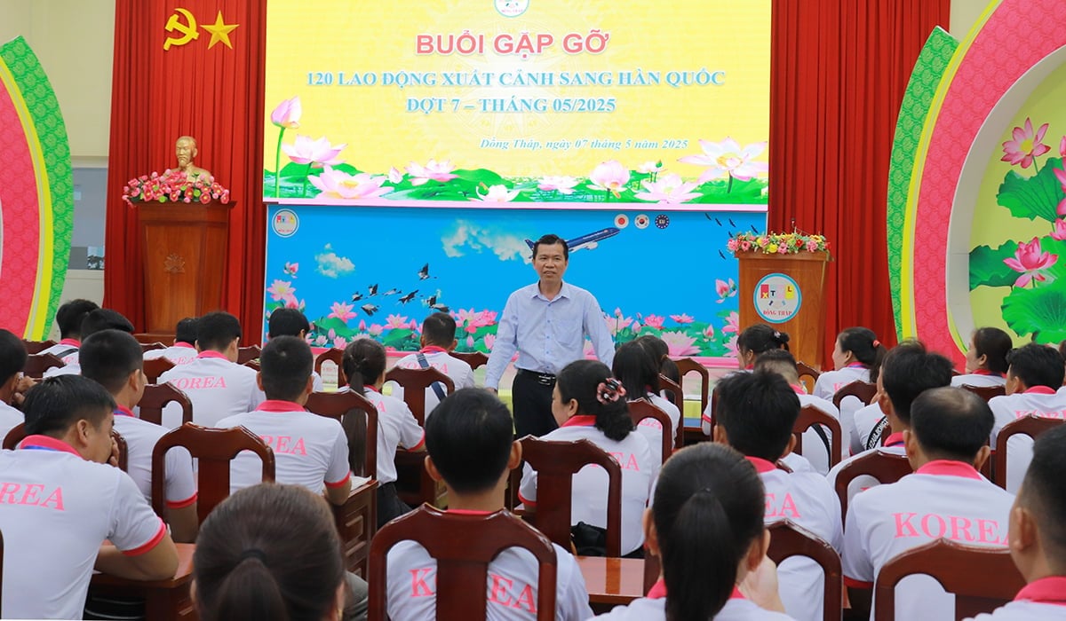 Liderii Centrului Provincial de Servicii pentru Ocuparea Forței de Muncă Dong Thap s-au întâlnit cu lucrătorii care merg în Coreea. Foto: Thanh Bach. Lãnh đạo Trung tâm Dịch vụ việc làm tỉnh Đồng Tháp gặp gỡ các lao động sang Hàn Quốc. Ảnh: Thanh Bạch.