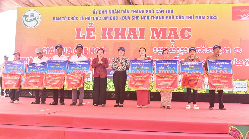 Idag deltog 32 Ngo-båtlag som vann kvalomgången i den hårda konkurrensen vid Ngo-båtkappseglingsturneringen på Ooc Om Boc Festival - Ngo-båtkappsegling i Can Tho City 2025.