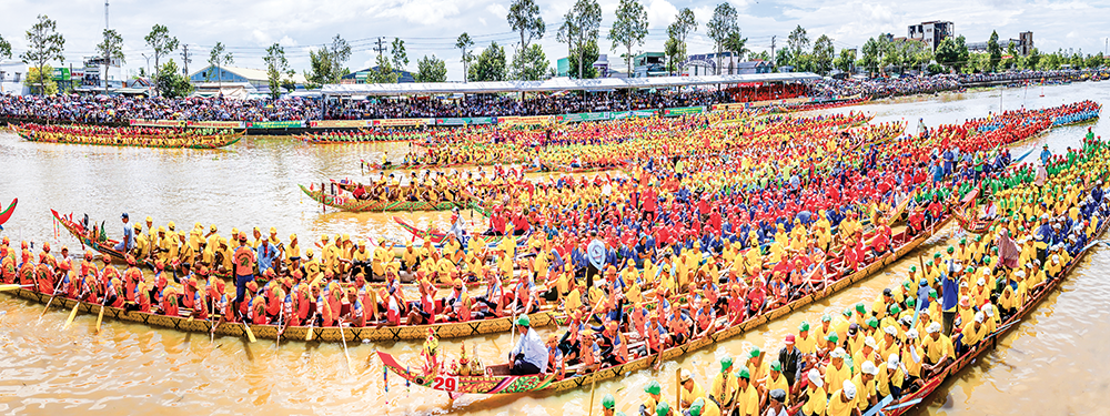 Idag deltog 32 Ngo-båtlag som vann kvalomgången i den hårda konkurrensen vid Ngo-båtkappseglingsturneringen på Ooc Om Boc Festival - Ngo-båtkappsegling i Can Tho City 2025.