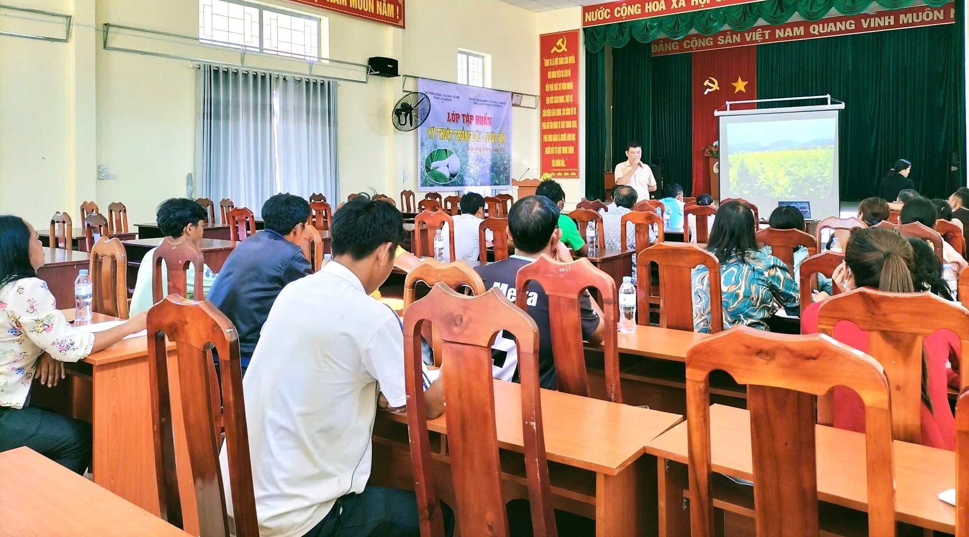 WASI tập huấn kỹ thuật trồng dâu nuôi tằm tại Đam Rông (Lâm Đồng). Ảnh: V.Đ.T.