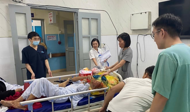 Opprettholdelse av den medisinske «livslinjen» i den sentrale regionen under flom – Foto 2. Giữ vững 'mạch sống' y tế miền Trung trong mưa lũ- Ảnh 2.