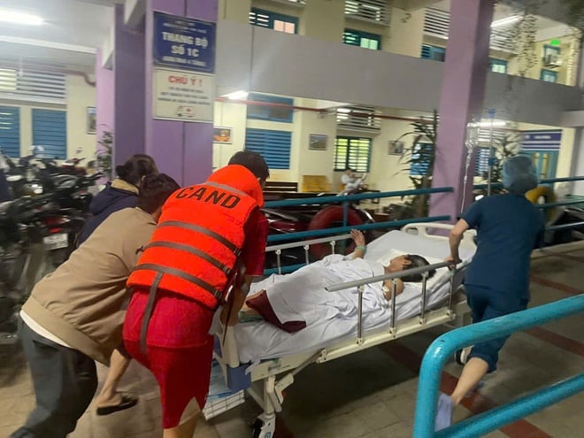 Opprettholdelse av den medisinske «livslinjen» i den sentrale regionen under flom – Foto 3. Giữ vững 'mạch sống' y tế miền Trung trong mưa lũ- Ảnh 3.