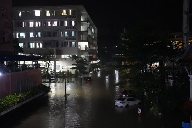 Opprettholdelse av den medisinske «livslinjen» i den sentrale regionen under flom – Foto 4. Giữ vững 'mạch sống' y tế miền Trung trong mưa lũ- Ảnh 4.