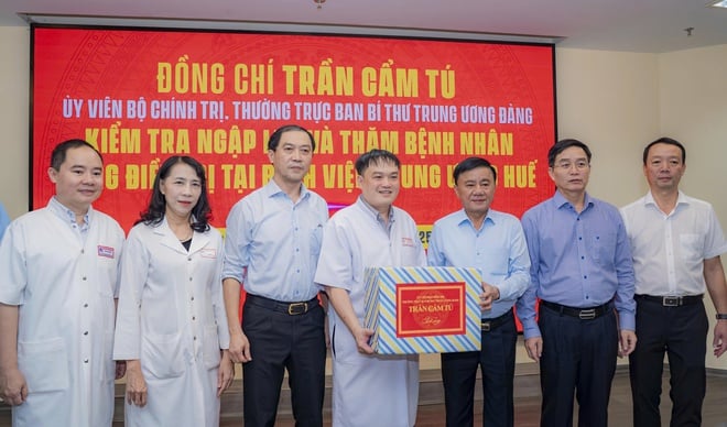 Opprettholdelse av den medisinske «livslinjen» i den sentrale regionen under flom – Foto 5. Giữ vững 'mạch sống' y tế miền Trung trong mưa lũ- Ảnh 5.