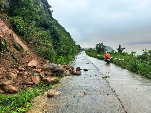 Pietre mari s-au revărsat pe drum, oprind temporar vizitarea obiectivelor turistice din peninsula Son Tra - Fotografia 2. Đá lớn tràn ra mặt đường, tạm dừng tham quan ở bán đảo Sơn Trà- Ảnh 2.