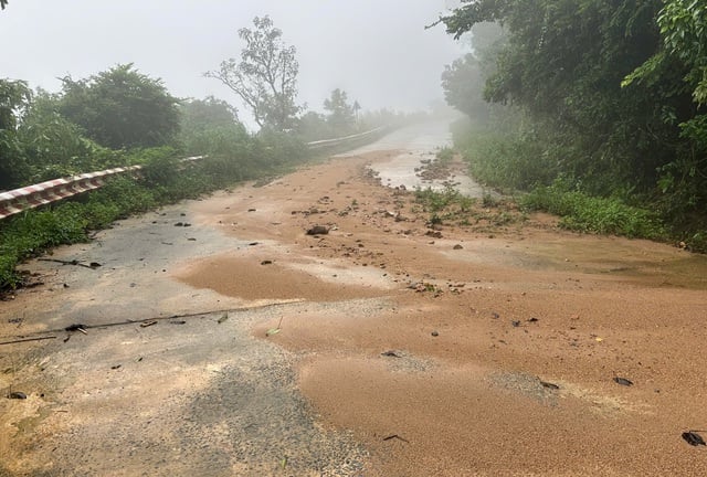 Pietre mari s-au revărsat pe drum, oprind temporar vizitarea obiectivelor turistice din peninsula Son Tra - Fotografia 3. Đá lớn tràn ra mặt đường, tạm dừng tham quan ở bán đảo Sơn Trà- Ảnh 3.