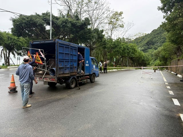 Pietre mari s-au revărsat pe drum, oprind temporar vizitarea obiectivelor turistice din peninsula Son Tra - Fotografia 4. Đá lớn tràn ra mặt đường, tạm dừng tham quan ở bán đảo Sơn Trà- Ảnh 4.