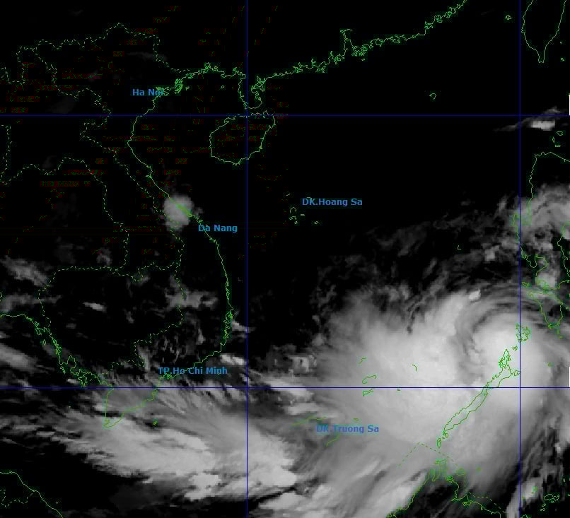 Lokasi badai pukul 7 pagi ini (5 November) berada sekitar 500 km dari Pulau Song Tu Tay (zona khusus Truong Sa). Foto: NCHMF. Vị trí bão lúc 7h sáng nay (5/11) còn cách đảo Song Tử Tây (đặc khu Trường Sa) khoảng 500km. Ảnh: NCHMF.