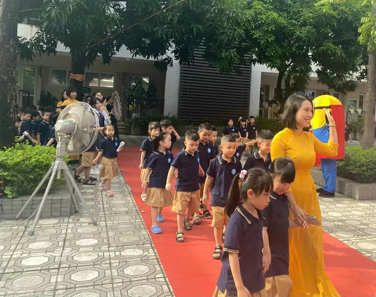 Kementerian Pendidikan dan Pelatihan mengemukakan alasan perlunya penambahan gaji khusus bagi guru. Bộ GD-ĐT nêu những lý do cần phải thêm lương đặc thù cho giáo viên
