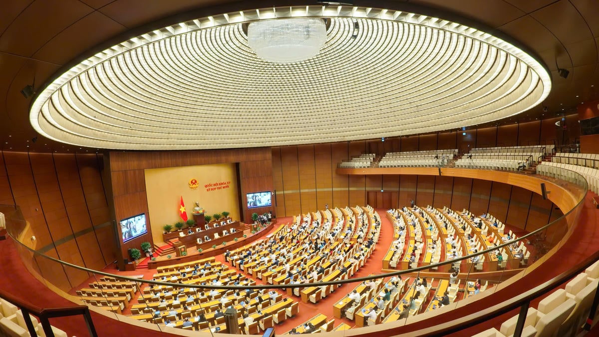 Nationalförsamlingen diskuterade en ändring av lagen om personlig inkomstskatt och övervägde att höja familjeavdragsnivån. Quốc hội thảo luận sửa Luật Thuế thu nhập cá nhân, xem xét nâng mức giảm trừ gia cảnh