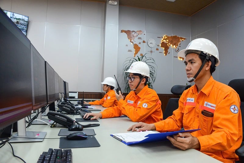 Phân xưởng Vận hành theo dõi, giám sát thiết bị tại Phòng điều khiển trung tâm Nhà máy Thủy điện Đồng Nai 4