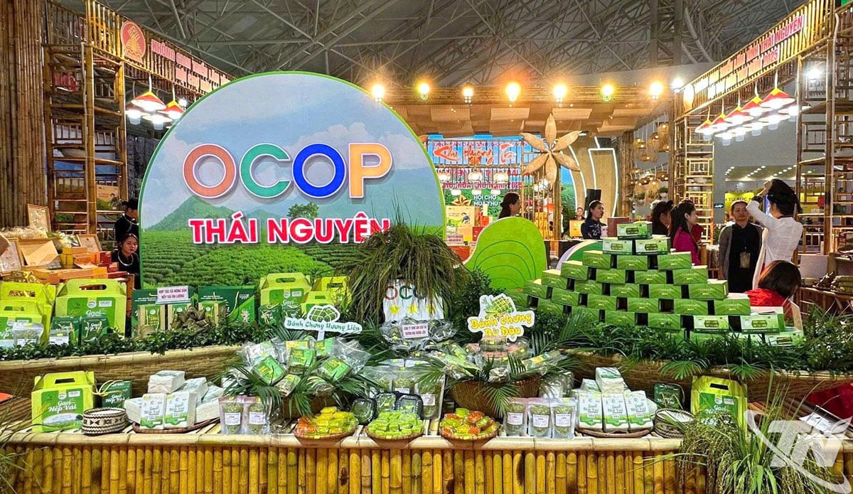 Výstavní prostor provincie Thai Nguyen na podzimním veletrhu 2025 s typickými produkty OCOP.