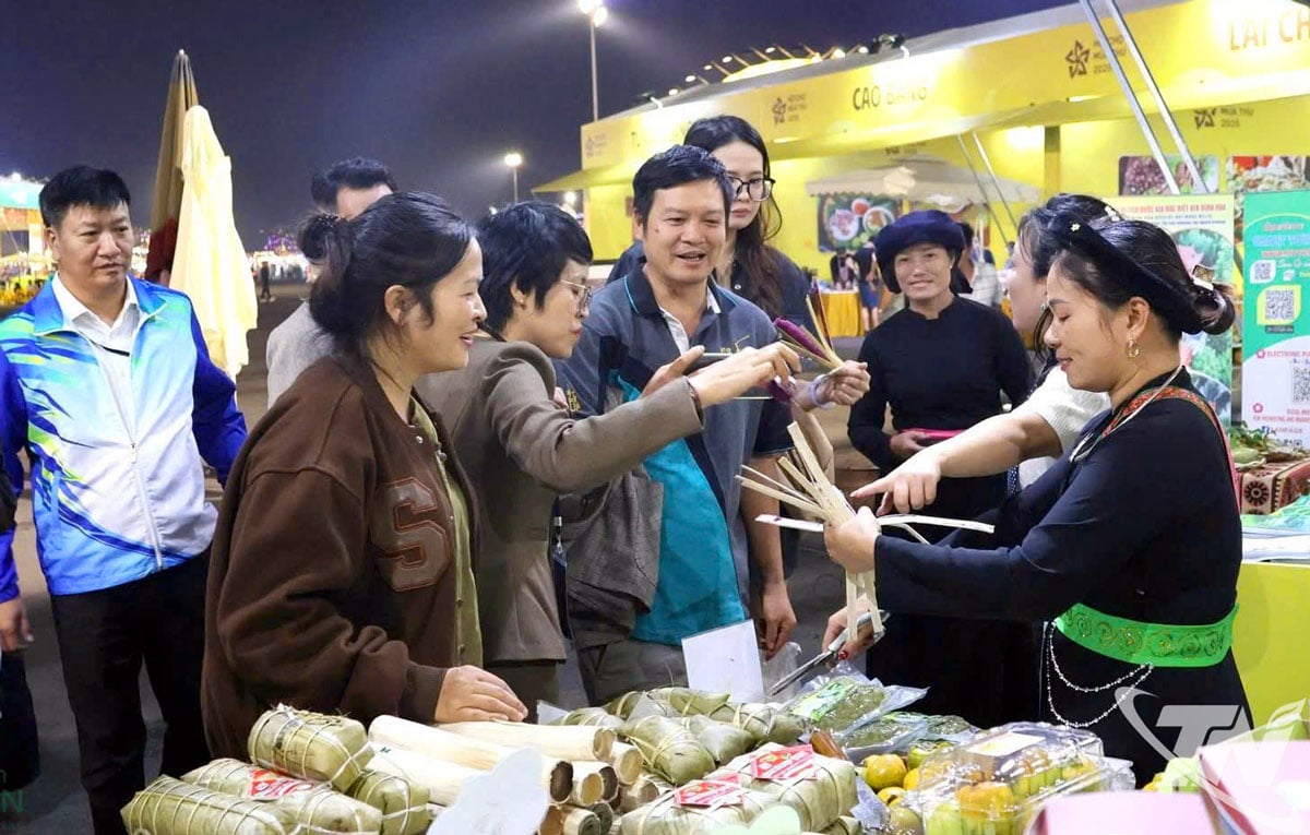 Stravovací koutek ve výstavním prostoru provincie Thai Nguyen láká mnoho návštěvníků k návštěvě, nakupování a zábavě.