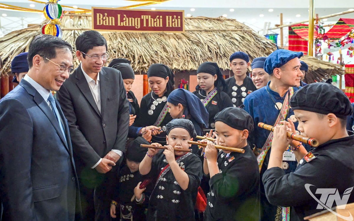 Model vesnice Thai Hai (Thai Nguyen) živě ztvárňuje tradiční prostor spojený se životem a kulturou místních obyvatel a stává se atraktivním cílem turistů na podzimním veletrhu 2025.