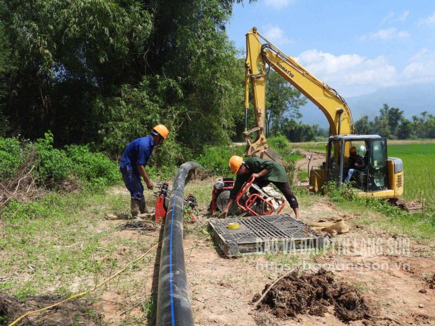 ກຳມະກອນເຊື່ອມທໍ່ນ້ຳຢາງ HDPE ໃຫ້ແກ່ລະບົບຄອງຊົນລະປະທານບ້ານເລົ່າ ໄລຍະທີ 2 ຢູ່ເມືອງຄູນເຊ.